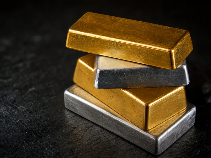 Hochwertige Detailaufnahme von Gold- und Silberbarren als Symbol für physische Edelmetalle